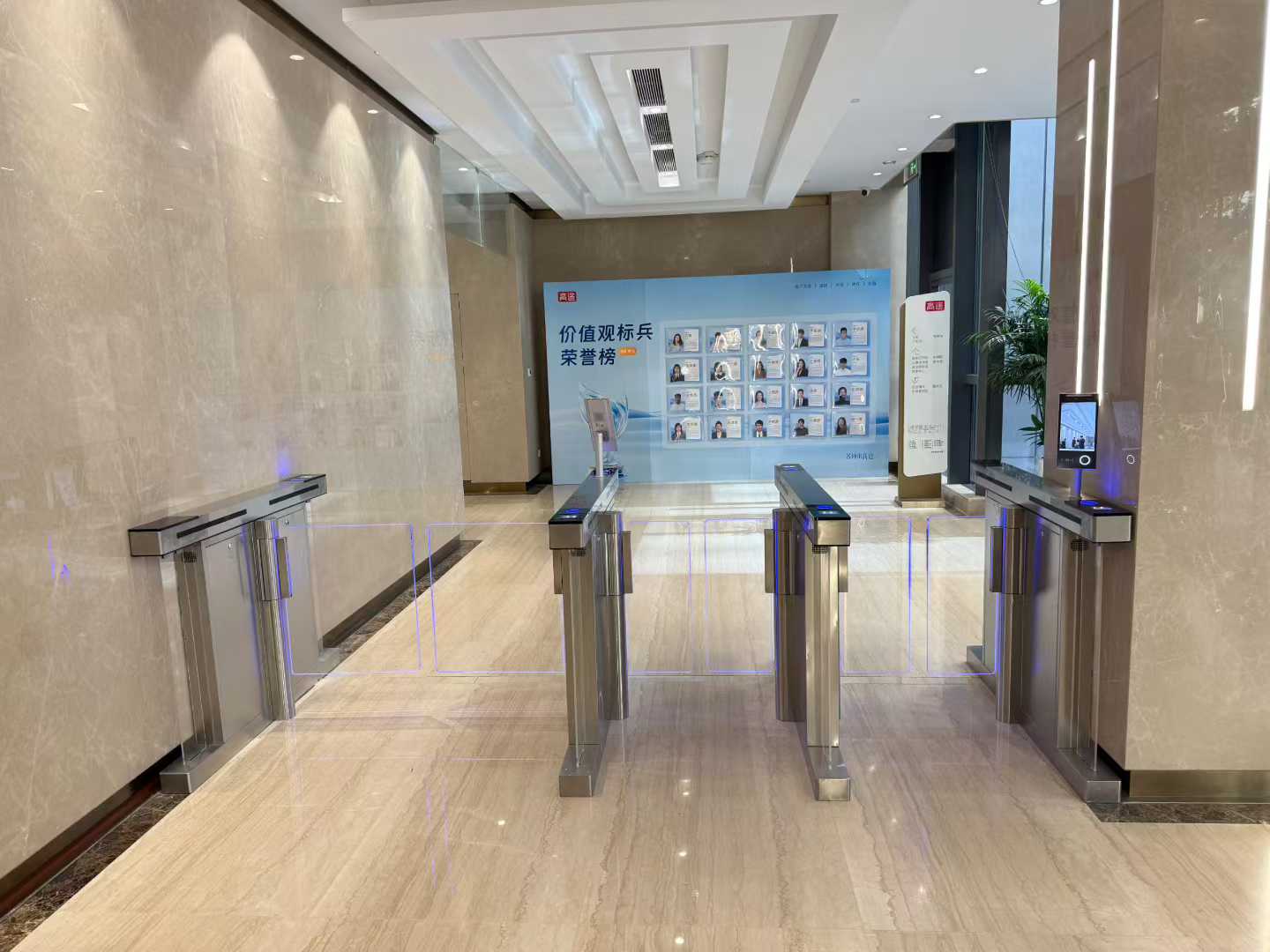 重庆某高端写字楼人脸识别门禁道闸系统安装